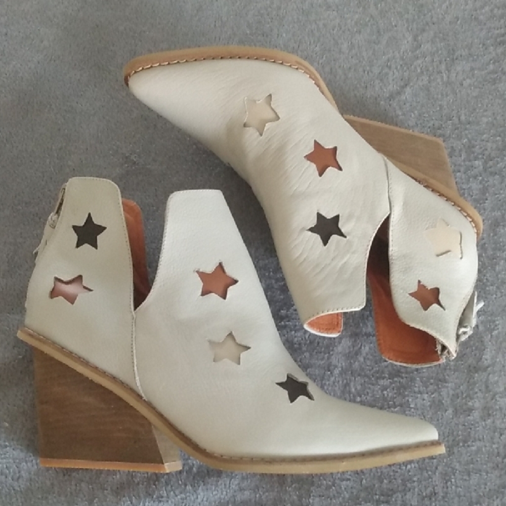 Silvia Cobos shoot for the moon boots